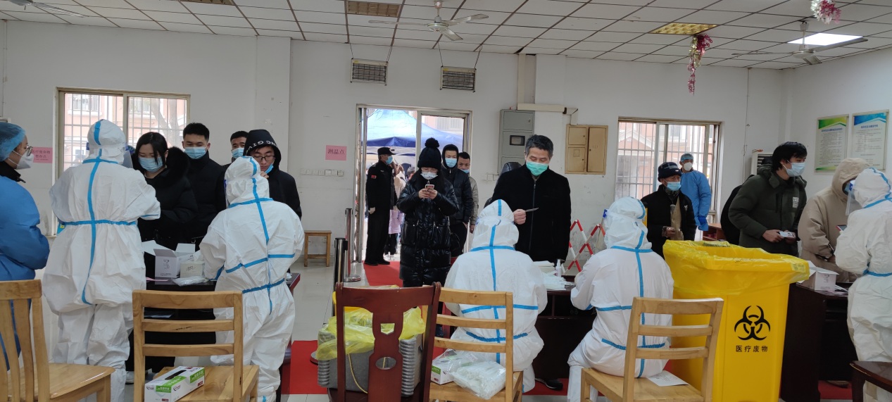 15vip太阳集团党员志愿者配合医护人员做核酸检测工作