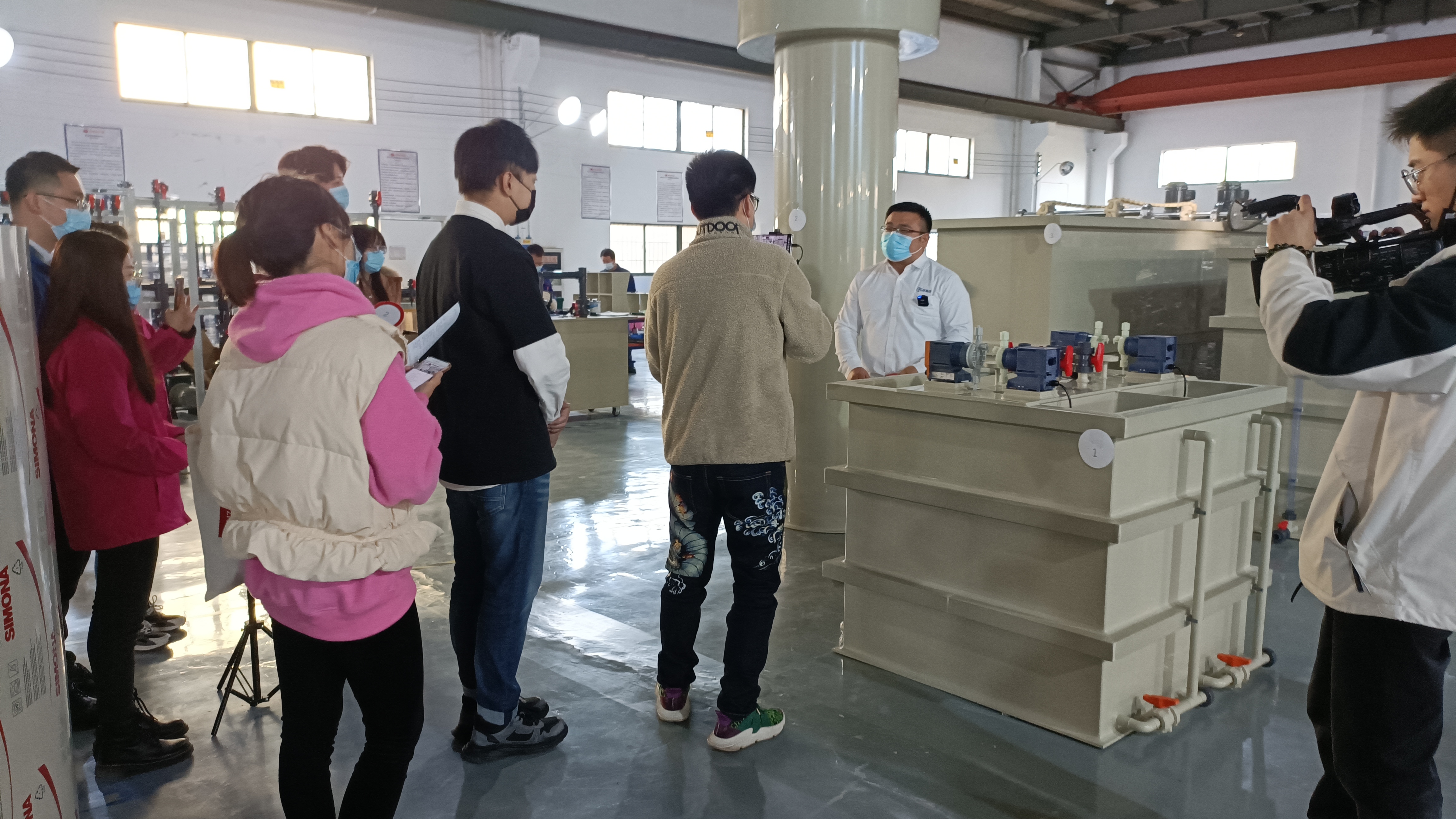 15vip太阳集团新员工作为带货主播模拟线上销售产品的比赛