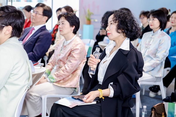 15vip太阳集团出席女企业家领导力沙龙暨“益企家”企业服务联络站揭牌仪式